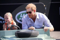 PEOPLE - Prince Harry vertraut seiner Mini-Chauffeuse im Land Rover