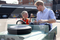 PEOPLE - Prince Harry vertraut seiner Mini-Chauffeuse im Land Rover