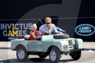 PEOPLE - Prince Harry vertraut seiner Mini-Chauffeuse im Land Rover