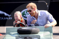 PEOPLE - Prince Harry vertraut seiner Mini-Chauffeuse im Land Rover