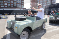 PEOPLE - Prince Harry vertraut seiner Mini-Chauffeuse im Land Rover