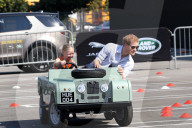 PEOPLE - Prince Harry vertraut seiner Mini-Chauffeuse im Land Rover
