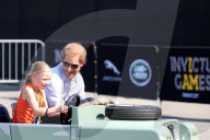 PEOPLE - Prince Harry vertraut seiner Mini-Chauffeuse im Land Rover
