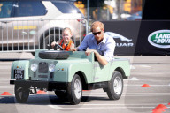 PEOPLE - Prince Harry vertraut seiner Mini-Chauffeuse im Land Rover