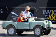 PEOPLE - Prince Harry vertraut seiner Mini-Chauffeuse im Land Rover