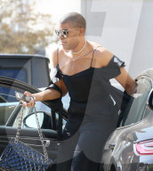 PEOPLE - EJ Johnson im schwarzen Satin Jumpsuit unterwegs