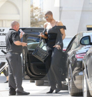 PEOPLE - EJ Johnson im schwarzen Satin Jumpsuit unterwegs