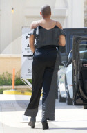 PEOPLE - EJ Johnson im schwarzen Satin Jumpsuit unterwegs