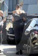 PEOPLE - EJ Johnson im schwarzen Satin Jumpsuit unterwegs