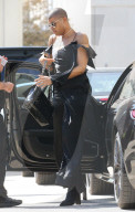 PEOPLE - EJ Johnson im schwarzen Satin Jumpsuit unterwegs