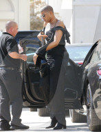 PEOPLE - EJ Johnson im schwarzen Satin Jumpsuit unterwegs