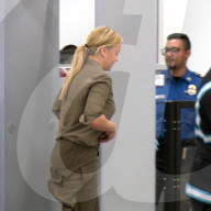 PEOPLE - Michael Buble und Abbie Cornish gehen gemeinsam durch die Sicherheitskontrolle ohne sich zu erkennen