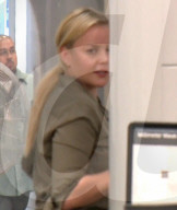 PEOPLE - Michael Buble und Abbie Cornish gehen gemeinsam durch die Sicherheitskontrolle ohne sich zu erkennen