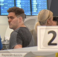 PEOPLE - Michael Buble und Abbie Cornish gehen gemeinsam durch die Sicherheitskontrolle ohne sich zu erkennen