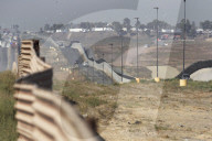NEWS - San Diego: Baustart von Prototypen der geplanten Grenzmauer zwischen Mexico und der USA