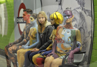FEATURE - Bodypainting: Weltberühmte Kunstwerke "wandeln" durch London