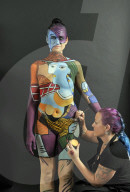FEATURE - Bodypainting: Weltberühmte Kunstwerke "wandeln" durch London