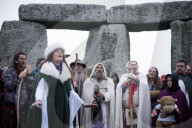 FEATURE - Neo-Druiden feiern Tag-und Nachtgleiche in Stonehenge