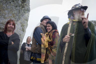 FEATURE - Neo-Druiden feiern Tag-und Nachtgleiche in Stonehenge