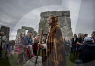 FEATURE - Neo-Druiden feiern Tag-und Nachtgleiche in Stonehenge