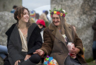 FEATURE - Neo-Druiden feiern Tag-und Nachtgleiche in Stonehenge