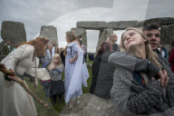 FEATURE - Neo-Druiden feiern Tag-und Nachtgleiche in Stonehenge