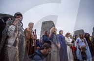 FEATURE - Neo-Druiden feiern Tag-und Nachtgleiche in Stonehenge