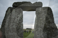 FEATURE - Neo-Druiden feiern Tag-und Nachtgleiche in Stonehenge