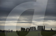FEATURE - Neo-Druiden feiern Tag-und Nachtgleiche in Stonehenge