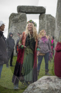 FEATURE - Neo-Druiden feiern Tag-und Nachtgleiche in Stonehenge