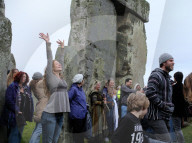 FEATURE - Neo-Druiden feiern Tag-und Nachtgleiche in Stonehenge