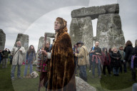 FEATURE - Neo-Druiden feiern Tag-und Nachtgleiche in Stonehenge