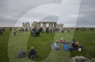 FEATURE - Neo-Druiden feiern Tag-und Nachtgleiche in Stonehenge
