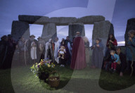 FEATURE - Neo-Druiden feiern Tag-und Nachtgleiche in Stonehenge