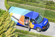 EXKLUSIV - Schwanger Kylie Jenner lässt sich harrassenweise Vitaminwasser liefern