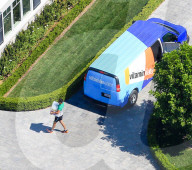 EXKLUSIV - Schwanger Kylie Jenner lässt sich harrassenweise Vitaminwasser liefern