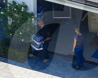 EXKLUSIV - Schwanger Kylie Jenner lässt sich harrassenweise Vitaminwasser liefern