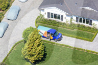 EXKLUSIV - Schwanger Kylie Jenner lässt sich harrassenweise Vitaminwasser liefern