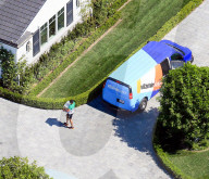 EXKLUSIV - Schwanger Kylie Jenner lässt sich harrassenweise Vitaminwasser liefern