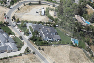 EXKLUSIV - Schwanger Kylie Jenner lässt sich harrassenweise Vitaminwasser liefern