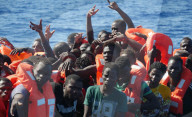 NEWS - Flüchtlinge in einem Schlauchboot vor der Küste von Libyen