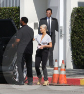 EXKLUSIV - Kim Kardashian verlässt mit den Kids das Restaurant in Calabasas