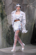 PEOPLE - Kaia Gerber glänzt auf dem Chanel Laufsteg in Paris