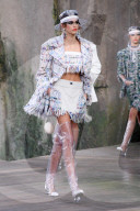 PEOPLE - Kaia Gerber glänzt auf dem Chanel Laufsteg in Paris