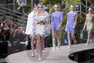 PEOPLE - Kaia Gerber glänzt auf dem Chanel Laufsteg in Paris