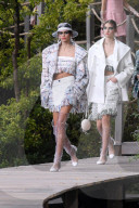 PEOPLE - Kaia Gerber glänzt auf dem Chanel Laufsteg in Paris
