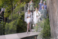 PEOPLE - Kaia Gerber glänzt auf dem Chanel Laufsteg in Paris