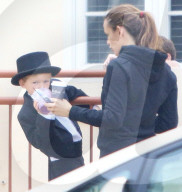 PEOPLE - Klein Samuel Garner glänzt in einem Smoking