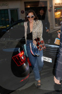 PEOPLE - Maggie Gyllenhaal mit auffÃ¤lliger Sonnenbrille in Paris unterwegs