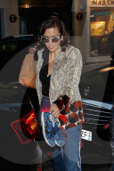 PEOPLE - Maggie Gyllenhaal mit auffÃ¤lliger Sonnenbrille in Paris unterwegs